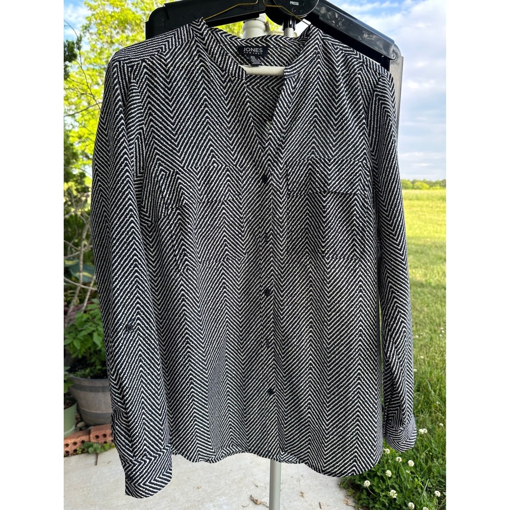 Jones New York Women's Black White Chevron Zig‎ Zag Button Down Blouse Size M